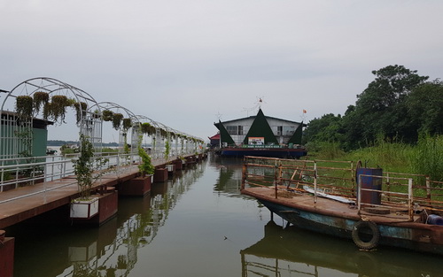 Nhà hàng nổi hoành tráng xen lẫn bến thuyền được cho là có nhiều vi phạm.