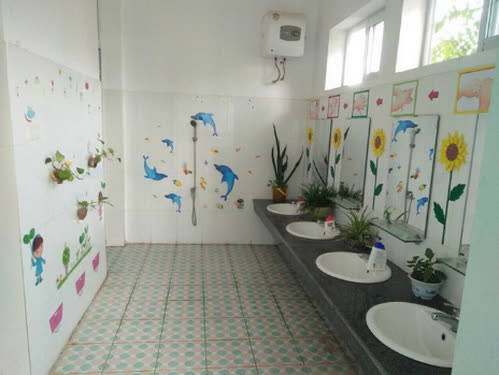 Nhà tiêu hợp vệ sinh sẽ giúp trẻ được sống trong môi trường trong sạch và phát triển sức khỏe.