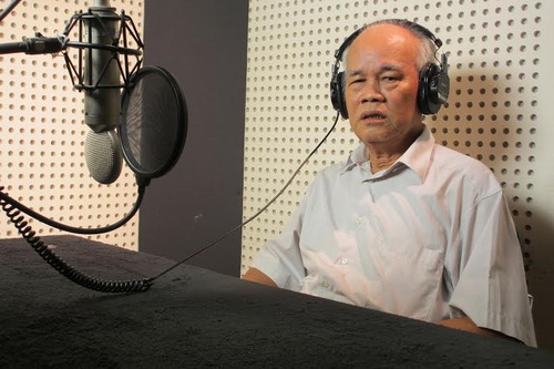 Nhà báo Đình Khải.