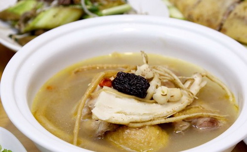 Gà hầm nhân sâm cao gạc hươu thích hợp cho thai phụ gầy yếu, thiếu máu, mệt mỏi, … Tuy nhiên không dùng cho người có chứng huyết nhiệt.
