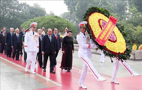 Lãnh đạo Đảng, Nhà nước đặt vòng hoa tưởng niệm các anh hùng liệt sĩ. Ảnh: TTXVN