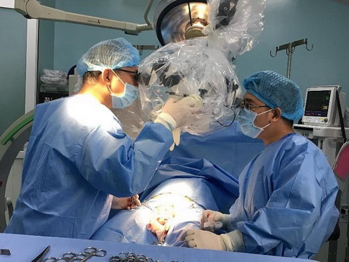 Ung thư tinh hoàn được điều trị bằng cách phẫu thuật cắt tinh hoàn có chứa bướu.
