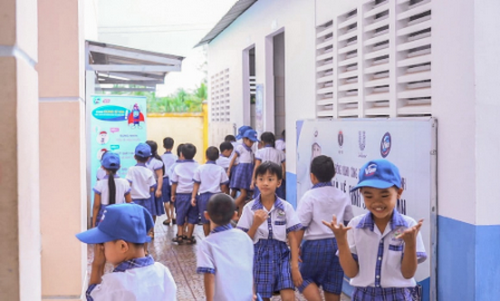 Các em học sinh Trường tiểu học Nguyễn Trung Kiên tỉnh Vĩnh Long hào hứng khi có nhà vệ sinh mới.