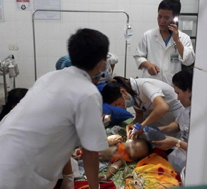 Cháu bé 22 tháng tuổi được cấp cứu nhưng không qua khỏi.