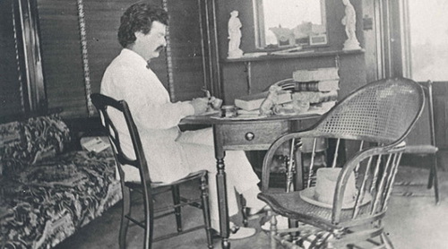 Tấm ảnh văn hào Mark Twain gửi tặng nữ độc giả nghèo Edith Draper, năm 1907.