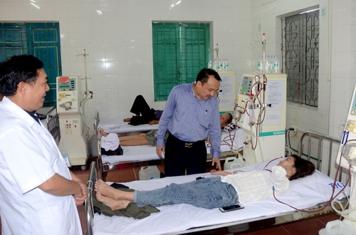 PGS. TS. Dương Đình Chỉnh - Giám đốc Sở Y tế Nghệ An thăm hỏi, động viên bệnh nhân chuyển từ BV HNĐK Nghệ An sang chạy thận tại BV Giao thông Vận tải Vinh.