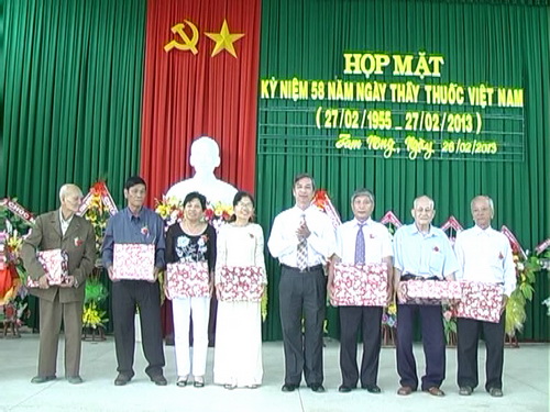 BS. Tâm (thứ 4 từ trái qua) nhận quà tại Lễ kỷ niệm Ngày Thầy thuốc Việt Nam 27/2.