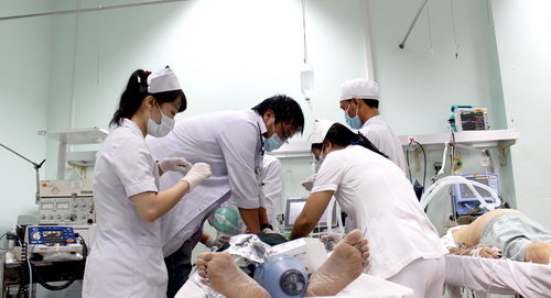 Cán bộ y tế tiến hành cấp cứu cho một bệnh nhân ngưng tim.
