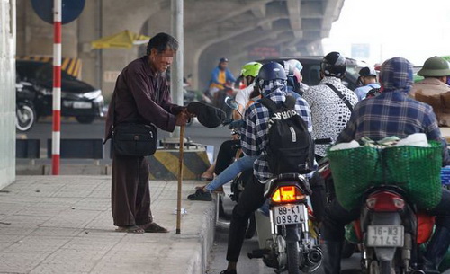 Người ăn xin trên đường phố đa phần là hoàn cảnh giả tạo, nhưng lại gây nhếch nhác cho bộ mặt đô thị.