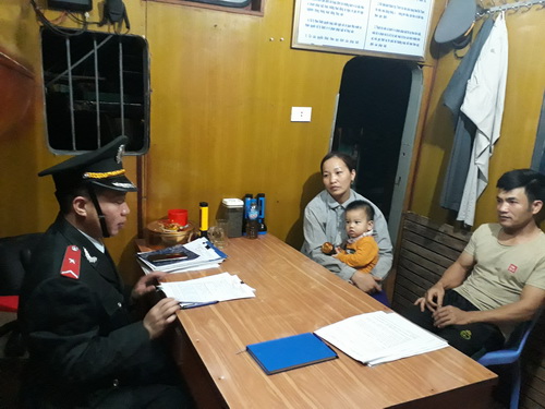 Lực lượng chức năng Quảng Ninh yêu cầu ký biên bản vi phạm, nhưng một ngư dân mang con ra để gây áp lực.