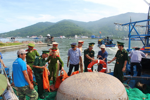 Lực lượng chức năng Đà Nẵng tuyên truyền cho ngư dân khai thác, bảo vệ nguồn hải sản. Ảnh: Bá Vĩnh