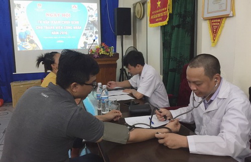 Người thầy thuốc còn là người nâng đỡ tinh thần cho bệnh nhân.