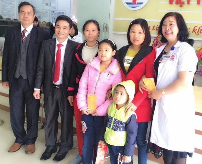 TS.BS. Đào Thị Ngọc Lan mừng tuổi bệnh nhân trong dịp đầu xuân năm mới.