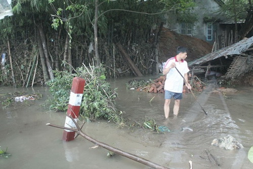 Sau mưa lũ, cần vệ sinh môi trường để phòng chống bệnh tật.