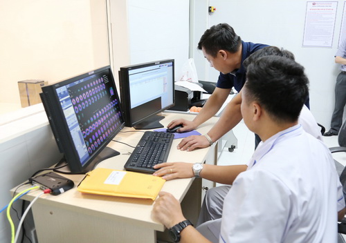 Bác sĩ BV Trung ương Quân đội 108 chuyển giao kỹ thuật cho BVĐK tỉnh Quảng Ninh.