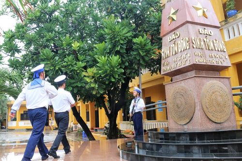 Đổi gác bên cột mốc chủ quyền đảo Sinh Tồn Đông (xã đảo Sinh Tồn, huyện đảo Trường Sa, Khánh Hòa). Ảnh: Mai Thanh Hải