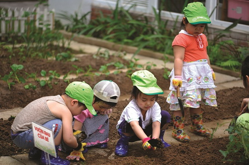 Dạy kỹ năng sống cho trẻ, trước tiên phải đảm bảo sự an toàn cả thể chất và tinh thần.
