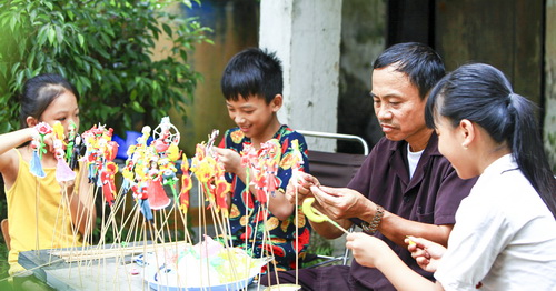 Hướng dẫn cho con trẻ làm tò he là cách để chúng thêm yêu nghề của cha ông và cũng là cách để chúng hiểu thêm về nét đẹp văn hóa dân gian.