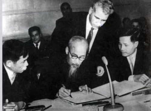 Chủ tịch Hồ Chí Minh ký Tuyên bố chung tại Hội nghị 81 Đảng Cộng sản và Công nhân quốc tế họp tại Mátxcơva (tháng 11/1960). Ảnh tư liệu.