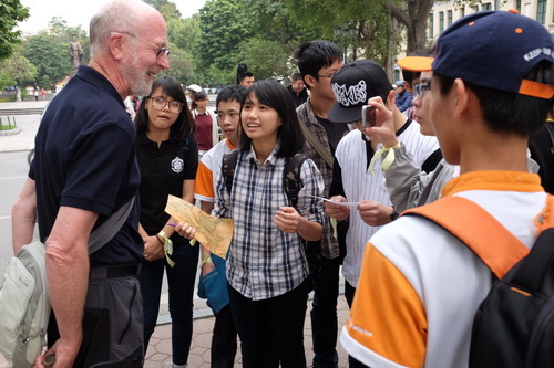 Khách du lịch nước ngoài trò truyện vui vẻ với các bạn trẻ người Việt  tại Hồ Gươm.