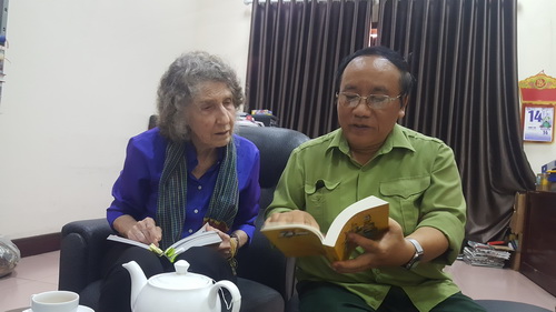 Nhà thơ Trần Đăng Khoa và nữ sĩ Lady Borton .