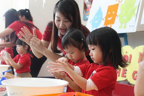 Hướng dẫn trẻ rửa tay bằng xà phòng để ngừa bệnh. Hướng dẫn trẻ rửa tay bằng xà phòng để ngừa bệnh.