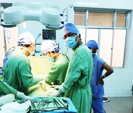 Các bác sĩ của BVĐK tỉnh Khánh Hòa ứng dụng kỹ thuật điều trị u gan sau khi được