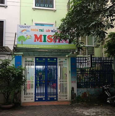 Nhà trẻ Misha trong khu chung cu 54 Hạ Đình giờ tan tầm vẫn thấy đóng cửa, bên trong đèn sáng, không thấy ai đến đón trẻ.