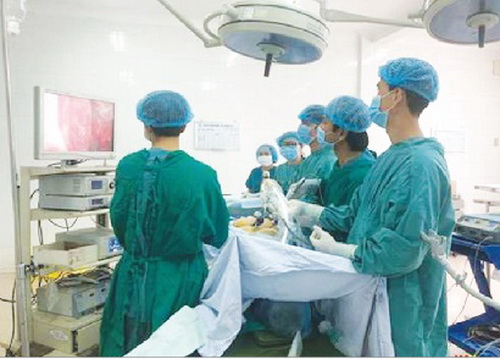 Ê kíp mổ của BVĐK Trung tâm Tiền Giang thực hiện phẫu thuật. Ê kíp mổ của BVĐK Trung tâm Tiền Giang thực hiện phẫu thuật.