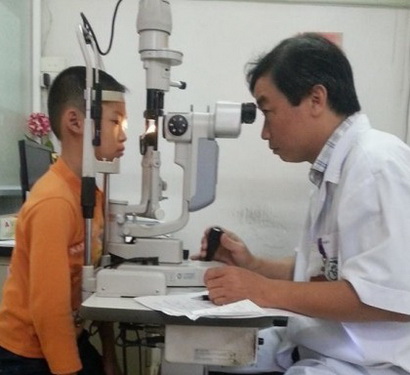 Cần khám mắt định kỳ để phát hiện sớm cận thị.