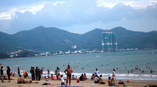 Cả ngày 23/9 thời tiết xấu nhưng các bãi biển chính ở Nha Trang vẫn thưa vắng nhân viên cứu hộ.
