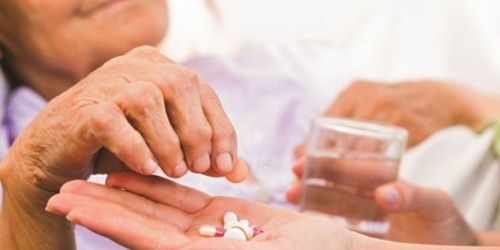 Người cao tuổi cần có sự trợ giúp để dùng thuốc được an toàn.
