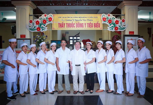 Lương y Nguyễn Văn Thiệu và các bác sĩ, nhân viên trong công ty.