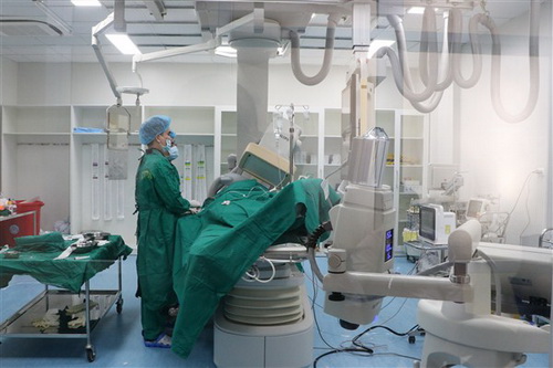 Các BS thực hiện một ca chụp, can thiệp mạch tại BVĐK tỉnh Hà Tĩnh.