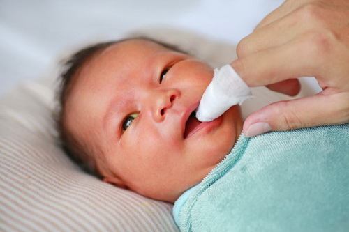 Vệ sinh răng miệng cho trẻ hằng ngày để bảo vệ sức khỏe răng miệng.