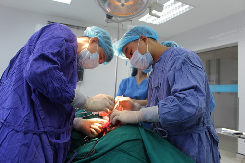 Êkíp bác sĩ phẫu thuật cho người bệnh T. (Ảnh: Thanh Tùng). Êkíp bác sĩ phẫu thuật cho người bệnh T. (Ảnh: Thanh Tùng).