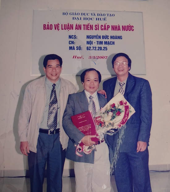 BS. Hoàng (đứng giữa) sau khi bảo vệ luận án tiến sĩ năm 2007.