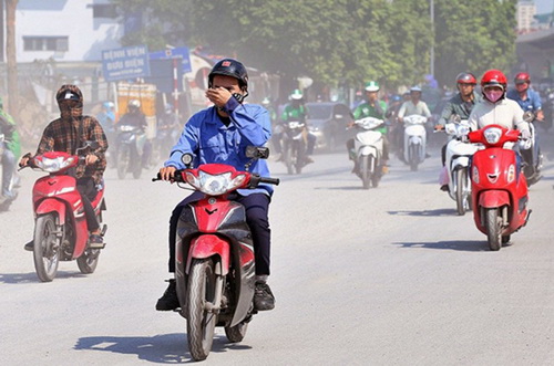 Người dân cần đeo khẩu trang và có những biện pháp bảo vệ sức khỏe khi không khí bị ô nhiễm.