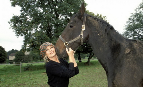 Brigitte Bardot bên con ngựa tại tư dinh sau khi được người nổi tiếng cứu sống từ lò mổ.