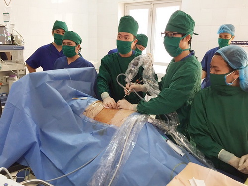 Ê kíp phẫu thuật của Trung tâm Y tế Lâm Thao cùng BS BV Việt Đức phẫu thuật cho người bệnh.
