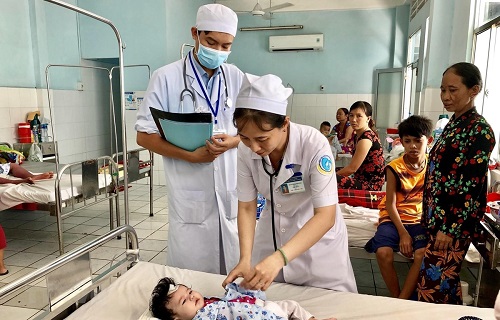 Các bác sĩ Bệnh viện Sản nhi An Giang thăm khám cho bệnh nhi mắc sốt xuất huyết. (Ảnh: Thanh Sang/TTXVN) Các bác sĩ Bệnh viện Sản nhi An Giang thăm khám cho bệnh nhi mắc sốt xuất huyết. (Ảnh: Thanh Sang/TTXVN)