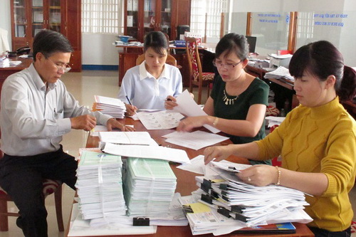 Cấp thẻ BHYT, sổ BHXH được thực hiện ở cấp tỉnh, huyện. (ảnh minh họa)