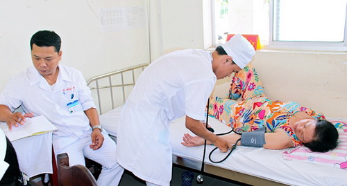 Các thầy thuốc Bệnh viện Quân Dân y tỉnh Bạc Liêu chăm sóc sức khỏe nhân dân. Ảnh: CTV