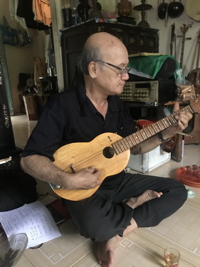 Ông Ba Bá sử dụng được các loại đàn ông làm như một nghệ sĩ thứ thiệt.