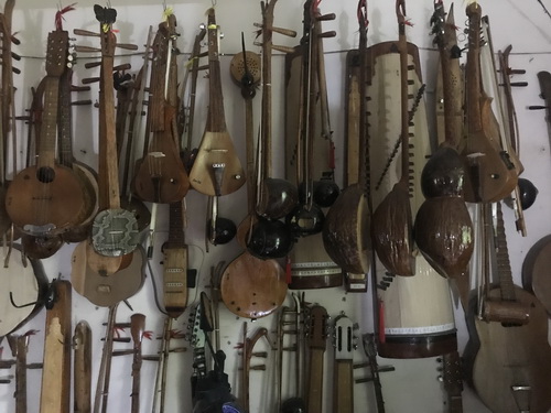 Những cây đàn làm từ gỗ dừa của ông Ba Bá.