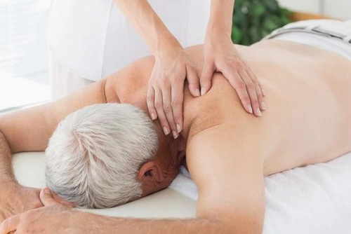 Xoa bóp day bấm huyệt mặt đầu, cổ gáy tới bả vai tác dụng kiện não, giúp ngủ ngon, phục hồi hoạt động bình thường cho người bệnh Parkinson.