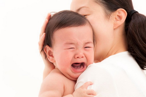 Hình ảnh trẻ sơ sinh khóc dạ đề khiến người xem sẽ có cảm giác xúc động và tình động. Hãy xem để cảm nhận sự đáng yêu của em bé.