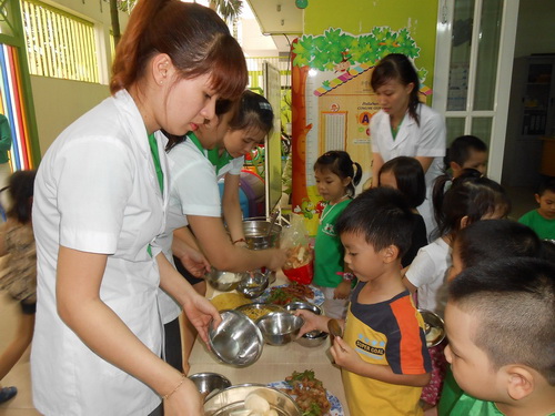 Tăng cường chất lượng bữa ăn để đảm bảo dinh dưỡng cho trẻ.