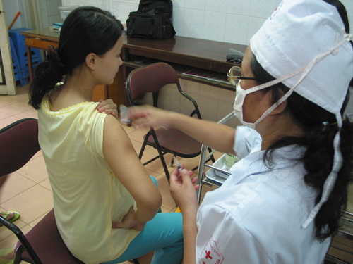 Tiêm phòng cho bà bầu là một trong những việc được ưu tiên hàng đầu nhằm bảo vệ sức khỏe tốt nhất cho mẹ và bé. Ảnh : TM