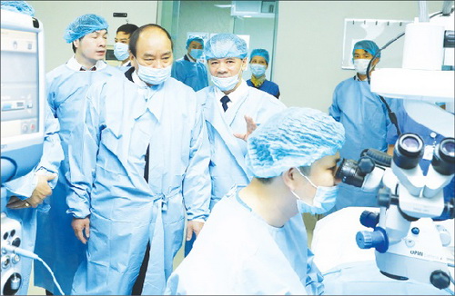 Thủ tướng Chính phủ Nguyễn Xuân Phúc đến thăm Bệnh viện Mắt Trung ương trong dịp kỷ niệm 60 năm thành lập Bệnh viện (1957 - 2017).